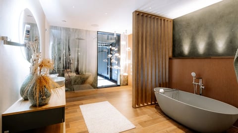 Modernes Badezimmer mit freistehender Badewanne und hochwertiger Sanitärtechnik