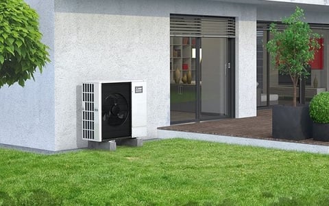 Wärmepumpe an einem modernen Einfamilienhaus für effiziente Heiztechnik
